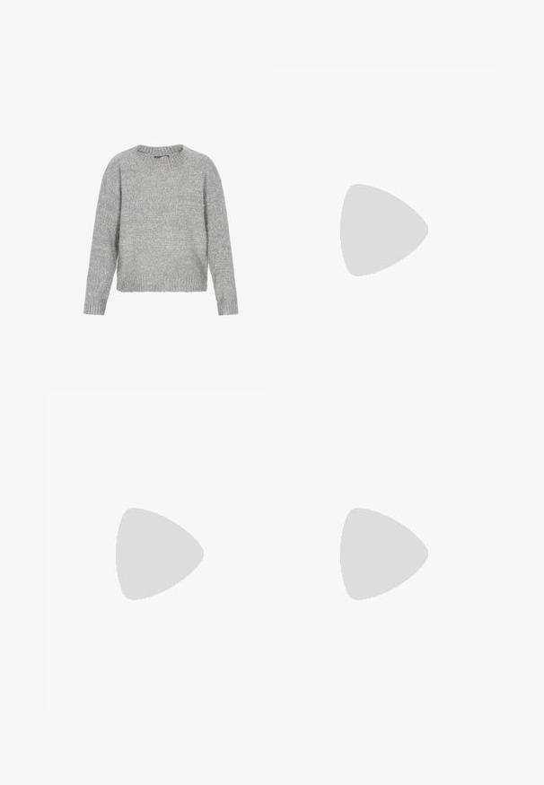 Grå strikket sweater med rund hals, lange ærmer og afslappet pasform. Med et tekstureret, blødt stof samt ribbede ærmekanter og kant.; Nike Sportswear ESSENTIAL PANT - Træningsbukser - orewood/sail; Brune ruskind ankelstøvle med en tekstureret cremefarvet flettet kant langs åbningen og en gummisål. Blød foring synlig foroven.; Brune strikkede vanter med ribbet tekstur og tyk stof, der har en afrundet form og synlige sømme ved håndleddet.