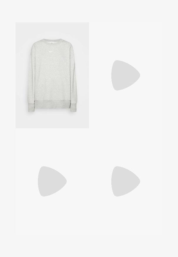 Svetlá šedá mikina s krátkym rukávom vyrobená z mäkkého textilu, s malým bielym logom Nike na hrudi a rebrovými manžetami a lemom.; Biela bavlnená tričko s kulatým výstrihom a krátkymi rukávmi. Má čierne logo Nike na hornej ľavej oblasti hrudníka.; Svetlomodré teplákové nohavice z jemného materiálu s hladkou textúrou, zúženými nohavicami a diskrétnym logom na boku.; Biele tenisky Nike Air Max 90 s vrchnou časťou z kombinácie sieťovaného a koženého materiálu, s viditeľnou vzduchovou jednotkou, v kombinácii s bielymi rebrovanými ponožkami s čiernym logom.