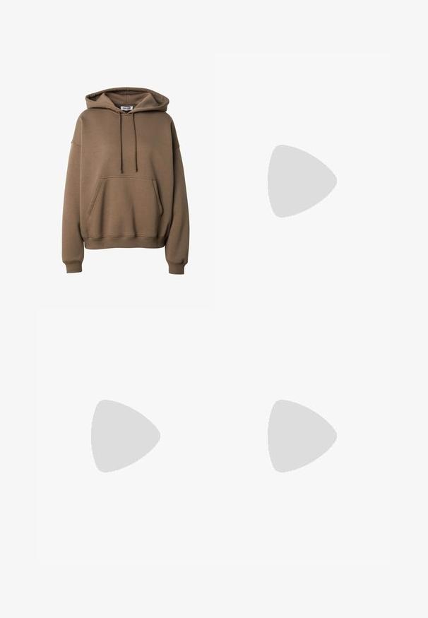 Sweat à capuche oversize marron avec poche avant, capuche à cordon, poignets et ourlet côtelés, marqué "EDITED" sur l’étiquette du col.; Leggings taille haute dans une couleur mauve douce, fabriquées à partir d'un tissu lisse et extensible. Présentent un design sans couture sans matériel visible.; Bottine en daim beige à bout arrondi, avec des accents cousus et une semelle en caoutchouc brun texturé. Elle se distingue par une languette à l'arrière.; Lunettes de soleil rectangulaires marron oversize avec des montures épaisses et des verres teintés assortis, présentées sur fond blanc.