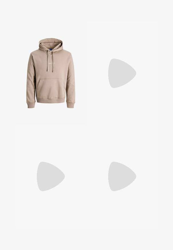 Beige hoodie van zacht materiaal, met een voorzak, ribgebreide boorden en een geborduurd logo op de borst.; Witte katoenen T-shirt met korte mouwen, voorzien van een zwart bedrukt logo met de tekst "REPLAY GARAGE ESTABLISHED 1981" aan de voorkant.; Lichtgrijze denim jeans met een recht model, subtiele vervaging, achterzakken en een enkele achterzak. Klassieke knoop- en ritssluiting.; Beige sneaker met een textuurafwerking, marineblauwe strepen en een rubberen zool. Heeft een gevoerde tong en een traditioneel vetersysteem voor een veilige pasvorm.