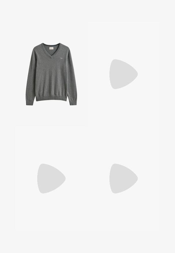 Grå langærmet V-hals sweater med ribstrikkede manchetter og kant, lille broderet skjoldlogo på venstre bryst og GANT-mærke inde i kraven.; Hvid bomulds t-shirt med rund halsudskæring og korte ærmer, i en klassisk pasform og glat tekstur. Ingen mønstre eller hardware synlige.; Grå chinos med en glat tekstur, lige ben, standard fem-lomme stil og en metalknap i taljen.; Hvide lædersneakers med sorte ruskindsdetaljer; har en gummisål, rund tå og klassisk snørebåndsdesign. Side logo i sort.