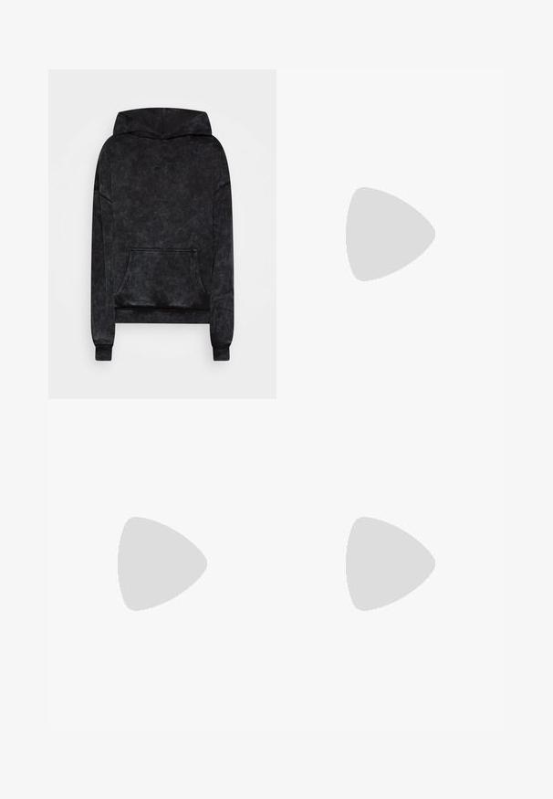 Sean John SCRIPT LOGO LEGENDARY HOODIE - Φούτερ - black; Μαύρο κοντομάνικο μπλουζάκι φτιαγμένο από βαμβάκι. Διαθέτει στρογγυλή λαιμόκοψη και άνετη εφαρμογή. Απλός σχεδιασμός χωρίς ορατά μοτίβα ή διακοσμητικά.; Γκρι τζιν παντελόνι slim-fit με πέντε τσέπες, κουμπωτή ζώνη και αντίθετες ραφές. Ο υφασμάτινος ιστός έχει μια ελαφρώς ξεθωριασμένη και υφή εμφάνιση.; Μαύρα και άσπρα αθλητικά παπούτσια Nike Air Force 1 με δερμάτινη επένδυση, τρυπητή μύτη και υφασμάτινη λεπτομέρεια στην σόλα, φορεμένα με τυλιγμένα μπεζ παντελόνια και λευκές κάλτσες.