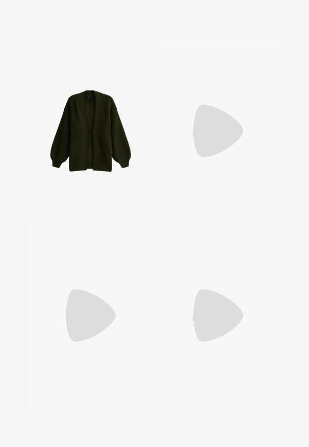 Olijfgroene gebreide cardigan met een losse pasvorm, verlaagde schouders en een diepe V-hals. De geribbelde textuur verhoogt de visuele interesse. Geen sluitingen.; Lichtblauw denim shirt met lange mouwen, knoopsluiting aan de voorkant en kraag, met een comfortabele pasvorm en eenvoudige naaddetails.; Donkerblauwe jeans met wijde pijpen, voorzakken, riemlussen, knoop- en ritssluiting, afgebeeld op een witte achtergrond.; Bruine instapschoen van lakleer met een zwart dikke zool en een tan rand, zijaanzicht.