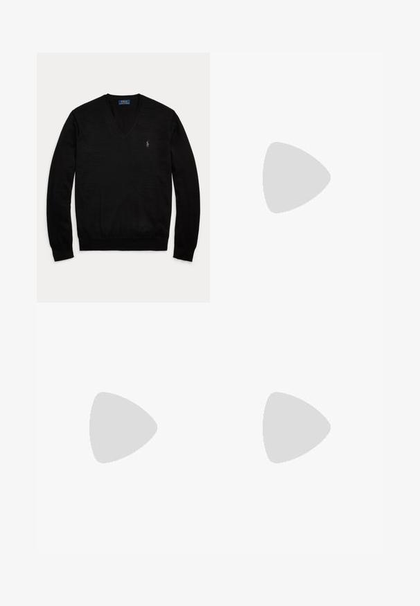Čierny sveter s dlhým rukávom a výstrihom do V, s rebrovanými manžetami a lemom, s malým vyšívaným logom Polo Ralph Lauren na ľavej strane hrudníka.; Biela krátky rukáv Polo Ralph Lauren košeľa s golierom, zapínaním na dva gombíky a malým tmavomodrým vyšívaným logom koňa na ľavej strane hrudníka.; Béžové nohavice s rovnými nohavicami, s pútkami na opasok a predným zipsom, položené na bielom pozadí.; Čierny kožený mokasín s nízkym podpätkom a detailom s penny remienkom, zobrazený z boku na svetlosivom pozadí.