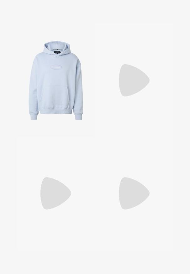 Φωτεινό γαλάζιο φούτερ Rocawear με τσέπη μπροστά, κουκούλα και λευκό κεντημένο λογότυπο στο κέντρο του στήθους.; Ανοιχτό μπλε κοντομάνικο μπλουζάκι φτιαγμένο από απαλό βαμβάκι. Διαθέτει στρογγυλή λαιμόκοψη και άνετη εφαρμογή χωρίς ορατά σχέδια ή διακοσμήσεις.; Ανοιχτό μπλε φόρμες από ύφασμα με ελαστική μέση, στενές στο κάτω μέρος και λευκό λογότυπο στο αριστερό μηρό. Κατασκευασμένες από μαλακό, υφασμάτινο υλικό.; Λευκό δερμάτινο αθλητικό παπούτσι Nike Air Force 1 με διάτρητο μπροστινό μέρος, επίπεδα κορδόνια και υφή στην καουτσούκ σόλα με το λογότυπο "AIR" στην πλευρά.