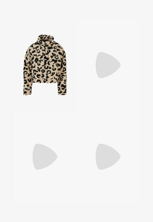 Beige sherpa fleece trøje med sort uregelmæssigt leopardprint, høj krave, halv lynlås, lange ærmer og forlomme.; Maxi kjole med ærmeløst design. Toppen har brune og sorte strukturerede striber, mens nederdelen er ensfarvet sort med en glat finish.; Højbrune ruskindsstøvler med et slouchy design, spidse tå og lav hæl. Har en glat overflade og minimalistisk stil.; Beige læderhåndtaske med struktureret lodret stribedesign, flettet håndtag og guldfarvede hardware-detaljer.