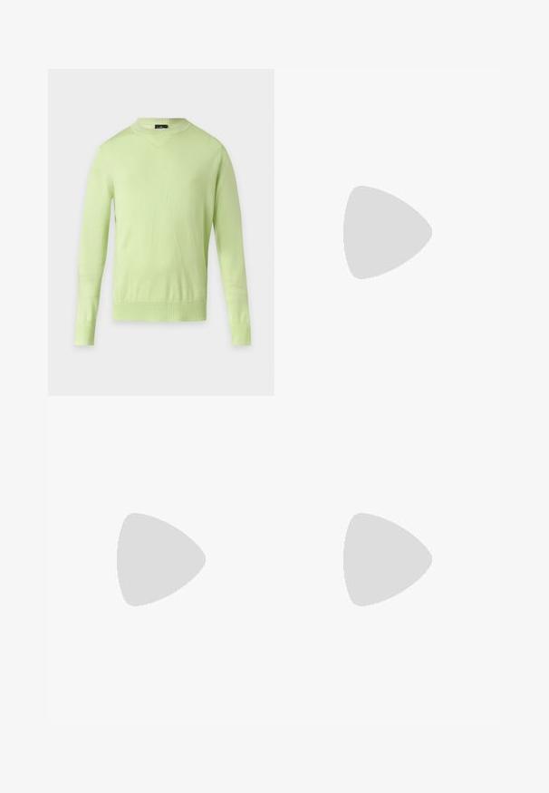 Pull vert clair à col rond manches longues avec poignets et ourlet côtelés sur un fond clair uni.; Chemise à manches longues boutonnée avec un motif floral dense dans des tons rouges, orange, bleu et crème sur un fond neutre.; Chinos marron à jambes droites, plis à l'avant, deux poches avant et une seule poche arrière. Fabriqués dans un mélange de coton lisse.; Baskets en daim rouge avec des lacets blancs, semelle en caoutchouc beige et logo doré sur le côté. Bout arrondi et design bas.
