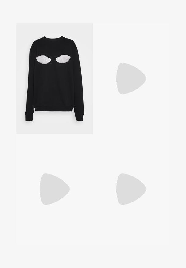 Christopher Kane THE GOODBYE - Sweatshirt - black; Schwarzer Pailletten-Bleistiftrock mit einem strukturierten, flauschigen Saum. Bietet eine taillierte Form und eine glänzende Oberfläche, die einen auffälligen Kontrast der Materialien schafft.; Schwarze Lederclogs mit strukturierter Oberfläche, verstellbarem Schnallenriemen und einem stabilen Absatz. Glatte, runde Zehenform mit einer soliden schwarzen Sohle.; Silberne Creolen mit einer gebogenen, glänzenden Oberfläche und einem nahtlosen Design. Verfügt über einen Scharnierverschluss für sicheren Halt.