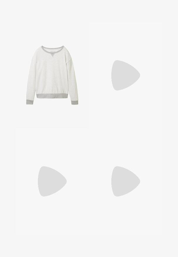Pull léger gris clair avec un décolleté rond, des poignets gris contrastés et un accent en forme de V subtil au niveau du col. Texture douce.; Chemise blanche à manches longues raccourcie avec col pointu et une seule poche poitrine, étalée à plat sur un fond blanc.; Shorts en denim avec une taille élastiquée, couleur bleu clair, quatre poches et détail de couture visible le long des coutures.; Chaussure de sport beige en mesh et suède, équipée d'une fermeture éclair latérale, d'accents blancs et d'une semelle en caoutchouc, flottant au-dessus d'une surface en bois.