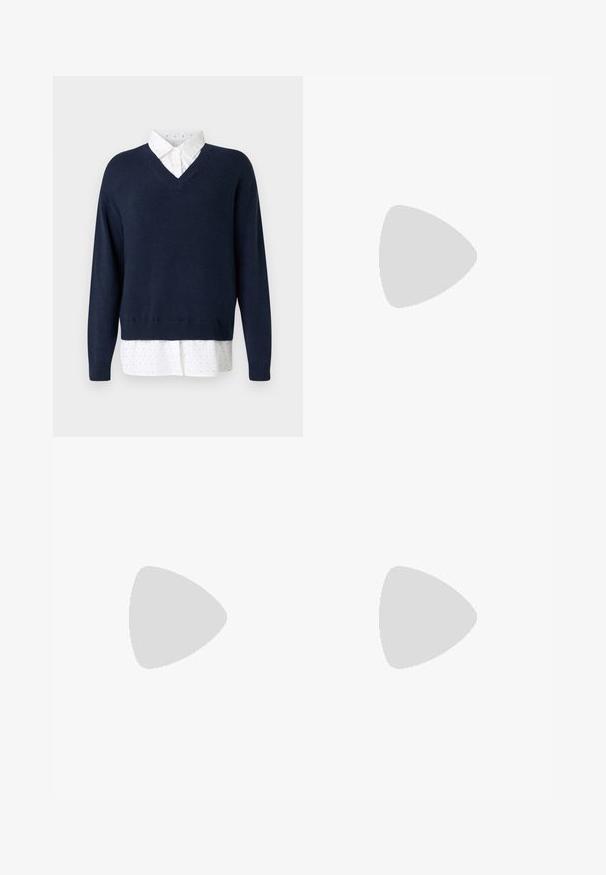 Pull en V bleu marine en tricot doux, superposé à une chemise blanche à petits pois dispersés et à col classique.; Chemise bleu clair avec des rayures verticales blanches, fermeture à boutons sur le devant, col, manches longues et texture de tissu lisse et légèrement brillante.; Pantalons larges bleu marine avec une taille élastique, texture douce et deux poches latérales, conçus pour le confort et la liberté de mouvement.; Jambes portant des leggings côtelés foncés associés à des ballerines noires avec de petits détails en nœud sur fond blanc.