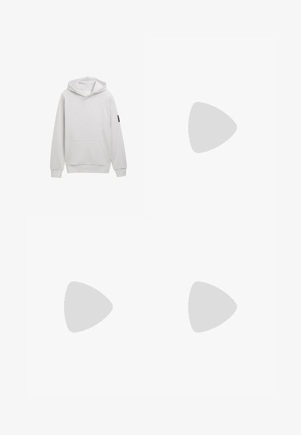 Lichtgrijze hoodie met een kangoeroe-pocket, ribbelboorden en een klein zwart label op de linkermouw. Soepele textuur, casual ontwerp.; Witte katoenen t-shirt met korte mouwen, met een zak voorzien van een blauw-wit label. Soepele textuur en ontspannen pasvorm.; Jeansshorts in een medium blauwe tint, met een rechte snit, elastische tailleband, twee voorzakken en gestikte details.; Witte sneakers met een gestructureerde mesh bovenkant, beige suède accenten en een gevoerde zool. Bevat veter-sluiting en een blauw logo detail.