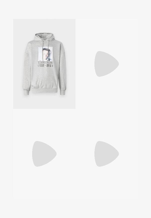 Lysegrå hættetrøje med et frontbillede og teksten "XXXTENTACION (1998 - 2018)", der ærer den afdøde musikartist.; Hvid bomulds t-shirt med rund halsudskæring, korte ærmer og et cirkulært sort grafisk motiv med en karakter på venstre bryst.; Denimshorts i lyseblå med en falmet tekstur, fem-lomme design og en knaplukning ved taljen.; Sølv sneakers med en glat overflade, snørebånd, perforerede detaljer og en struktureret brun gummi sål.