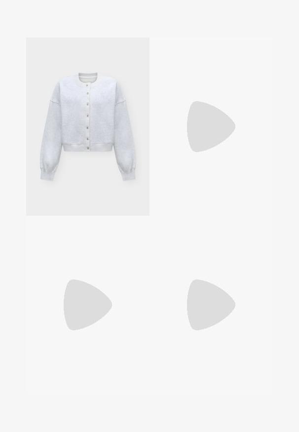 Hellgrauer, kurz geschnittener Strickcardigan mit langen Ärmeln, Knöpfen, gerippten Bündchen und Rundhalsausschnitt auf einfarbigem Hintergrund.; Levi's® 501® '90S ANKLE - Jeans Straight Leg - blank slate; Schwarzer Adidas-Sneaker mit weißen Streifen und Gummisohle schwebt über grauen Betonstufen im natürlichen Licht.; Braune Lederhandtasche mit zwei Schulterriemen, befestigt mit goldfarbenen Ringen und Nieten, vor einem schlichten hellen Hintergrund dargestellt.