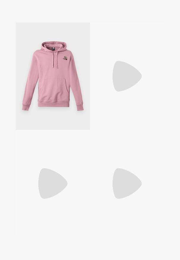 Sudadera en rosa claro, hecha de tejido suave, con capucha, bolsillo canguro y logo bordado con detalle floral en el pecho.; Camiseta blanca de manga corta con el texto "New Balance Athletics" y logo a rayas en rojo oscuro y negro en el pecho.; Pantalones de chándal negros con cintura y puños elásticos, bolsillos laterales y logo rojo de Umbro en el muslo izquierdo.; Zapato deportivo negro con material de malla y sintético, suela texturizada, diseño elegante, detalles plateados y cierre de cordones al frente.