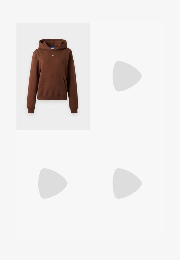 Brun Nike hættetrøje med kængurulomme, lille hvid Swoosh-logo på brystet, lange ærmer og hætte mod en ensfarvet baggrund.; Lyse beige kortærmet bomulds t-shirt med et lille hvidt Nike Swoosh-logo centreret under halsudskæringen.; Brune atletikshorts med elastisk talje og lille hvid Nike swoosh-logo på højre ben mod en ensartet hvid baggrund.; Brune og blå sneakers med en blanding af mesh og ruskindsmaterialer, prydet med hvide snørebånd og en tekstureret brun sål, placeret på grønne gulve.