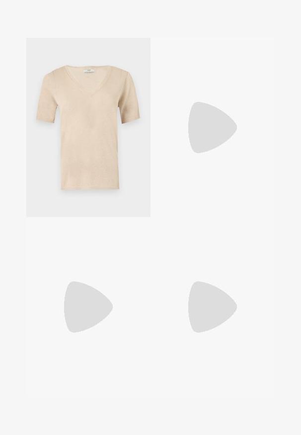 Haut en maille beige à manches courtes avec col en V et texture fine, adapté pour une tenue décontractée ou semi-formelle.; Pantalon beige taille haute, jambes larges, fermeture à boutons devant, poches avant et arrière, présenté sur fond blanc.; Chaussure slingback noire à bout pointu en cuir lisse. Présente un talon fin et un détail de boucle sur la sangle réglable.; Petit sac à main noir brillant avec deux longues anses et des détails à cordon sur les côtés sur un fond clair uni.