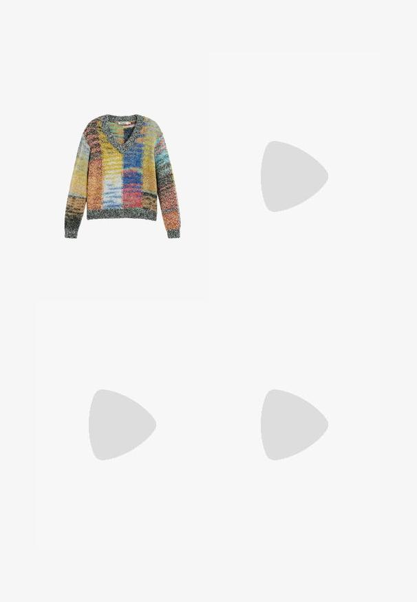 Farebný pletený sveter s výstrihom do V a dlhými rukávmi, so vzorom patchwork v žltých, modrých, červených a sivých tónoch.; Béžové šaty s krátkym rukávom a prútenou plisovanou sukňou s farebnými abstraktnými vzormi v oranžovej, zelenej a hnedej farbe. Asymetrický lem.; Čierna kožená členková čižma s špicatou špičkou a lesklým strieborným ihličkovým podpätkom na bielom pozadí.; Kožená kabelka s farebnými blokmi v oranžovej, béžovej, bordovej, zelenej a ružovej farbe so zlatým zapínaním a dvojitými bordovými popruhmi, jedným krátkym a jedným dlhým.