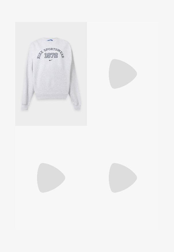 Φωτεινό γκρι μακρυμάνικο φούτερ Nike με "NIKE SPORTSWEAR" και "1972" τυπωμένα σε σκούρο μπλε στο στήθος, καθώς και μικρό λογότυπο Nike swoosh.; Λευκό κοντομάνικο T-shirt με μεγάλο μπεζ κείμενο "NIKE", μικρό μαύρο σήμα Nike από πάνω και "SPORTS CLUB" μαύρο από κάτω στο κέντρο μπροστά.; Καφέ σορτς Nike με ελαστική μέση και ρυθμιζόμενο κορδόνι, με μικρό λευκό λογότυπο Nike στο αριστερό πόδι.; Μπεζ αθλητικό παπούτσι Nike με λευκό σήμα και κορδόνια, σε ενδιάμεση θέση στον αέρα πάνω από επιφάνεια από μπετόν και σκαλοπάτια στο φόντο.