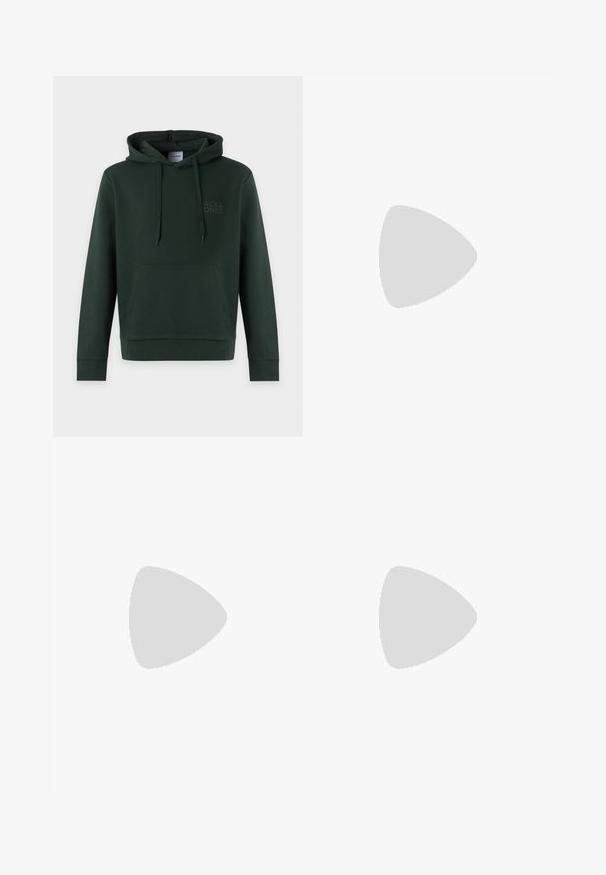 Dunkelgrünes Kapuzensweatshirt mit Kängurutasche vorne, Kordeln und dezentem "Jack & Jones"-Logo auf der linken Brust. Kein sichtbarer Träger.; Schwarzes Baumwoll-T-Shirt mit einem kleinen weißen gestickten Grafik eines Gesichts mit Sonnenbrille auf der linken Brustseite. Rundhalsausschnitt.; Blaue Denim-Jeans mit geradem Schnitt, ausgestattet mit fünf Taschen, Gürtelschlaufen und einem Knopfverschluss. Leichte Abnutzungsspuren und kontrastierende Nähte.; Weißer Sneaker aus glattem Leder mit strukturierten Akzenten, runder Schuhspitze, Schnürung und einer dicken Sohle mit Rillen.