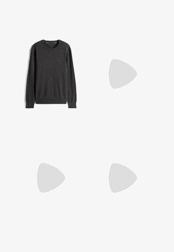 Dunkelgrauer Pullover mit Rundhalsausschnitt und langen Ärmeln, mit gerippten Bündchen und Saum, mit einem kleinen rechteckigen Logo auf der linken Brustseite.; Helles graues Langarmhemd mit einem Karo-Muster in Grüntönen und Blau, ausgestattet mit einem Button-Down-Kragen und einem Logodetail auf der Brust.; Dunkelblaue Jeans aus Denim mit geradem Bein, ausgestattet mit einem Knopfverschluss, Fünf-Taschen-Style und dezenten Nähten.; Schwarzer Sneaker in Low-Top-Design mit weißer Sohle und Logo in Rot, Weiß und Blau, präsentiert über einem reflektierenden grauen Boden in der Nähe von Glasbausteinen.