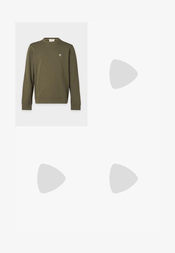 Olijfgroene lange mouwen trui met ronde hals en klein wit "cK"-logo op de linkerborst.; Langschild overhemd in gedempt grijs stof, met twee borstzakken, een klassieke kraag en tonale knoopsluitingen.; Blauwe denim jeans met een rechte pasvorm, medium wassing, vervaagde details, vijf zakken en een knoopsluiting. Duidelijke stiknaad langs de naden.; Minimalistische off-white Calvin Klein sneaker met suède bovenzijde, vetersluiting en dikke rubberen zool, getoond vanaf de zijkant op een neutrale achtergrond.