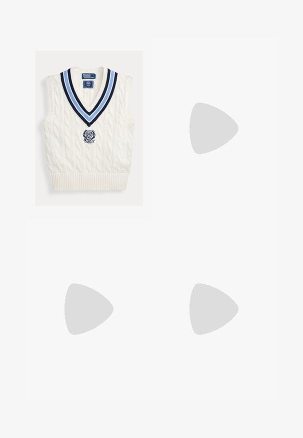 Hvid kabelstrikket ærmeløs sweatervest med blåstribet V-hals og Polo Ralph Lauren Wimbledon-logo på brystet.; Hvid skjorte med lange ærmer og knapper, med knaplukket krave og lille broderet polo-spillerlogo på brystet.; Rynket nederdel med tern i mørkegrøn og marineblå med en glat talje og logo-accent. Har et klassisk, lagdelt rynkedesign.; Mørkebrun læderloafer med frynser og guldbeslag på sort sål, vist fra siden på en neutral baggrund.