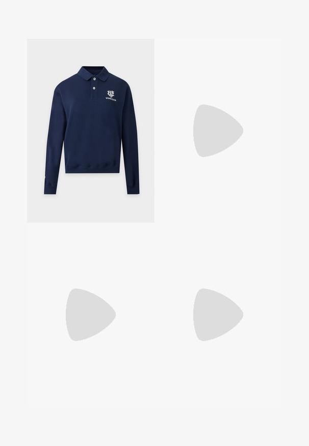 Navy blauw poloshirt met lange mouwen, twee knopen en wit Wimbledon-logo op de linkerborst.; Lichtblauw overhemd met lange mouwen en knopen, met puntige kraag en klein geborduurd logo op de linkerborst.; Donkerblauwe high-waisted wijde jeans met een raw hem, voorzien van lichtbruine stiksels en een opgerolde zoom die contrasterende stof onthult.; Zwarte leren ballerinas met veters, afgeronde neus, lage hak en Polo-merklabel aan de zijkant.