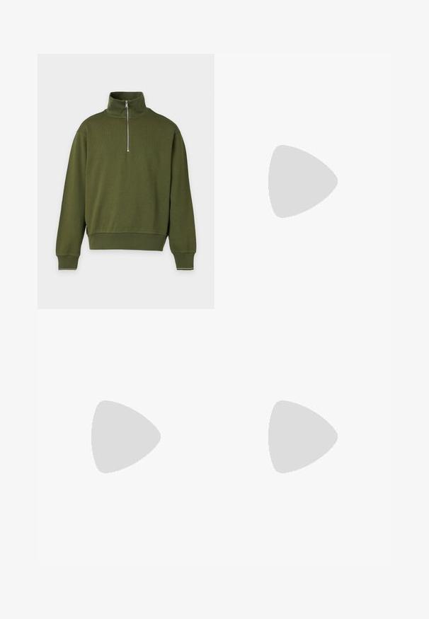 Pull à manches longues vert olive avec col montant et fermeture demi-fermeture éclair centrée sur fond uni.; T-shirt blanc avec une photo noir et blanc imprimée représentant trois personnes traversant un passage piéton rayé, avec le texte « HUGO » au-dessus de l'image.; Pantalon de survêtement marron foncé avec taille à cordon, jambes fuselées, poches latérales, et un petit écusson rouge avec logo à l'avant. Tissu doux et lisse.; Baskets en daim beige au design épuré, présentant une tige texturée, un bout rond et une semelle en caoutchouc avec un motif en zigzag.