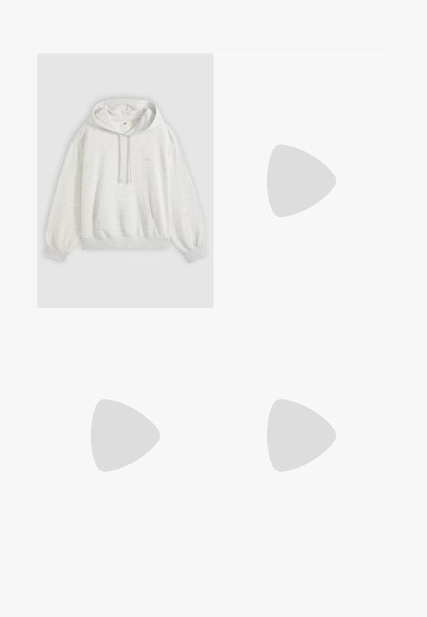 Lichtgrijze pullover met capuchon, voorzak, trekkoord in de capuchon, geribde manchetten en een subtiel klein logo midden op de borst.; Wit oversized katoenen T-shirt met korte mouwen, ronde hals en een klein merkembleem aan de binnenkant van de kraag.; Lichtblauwe jeans met een recht model, vijf-pocket ontwerp, sluiting met een voorknoop en subtiele vervaging op de bovenbenen. Klassieke denimtextuur.; Witte Adidas Samba sneaker met zwarte strepen en gumzool, zwevend boven gestructureerde grijze betonnen treden.