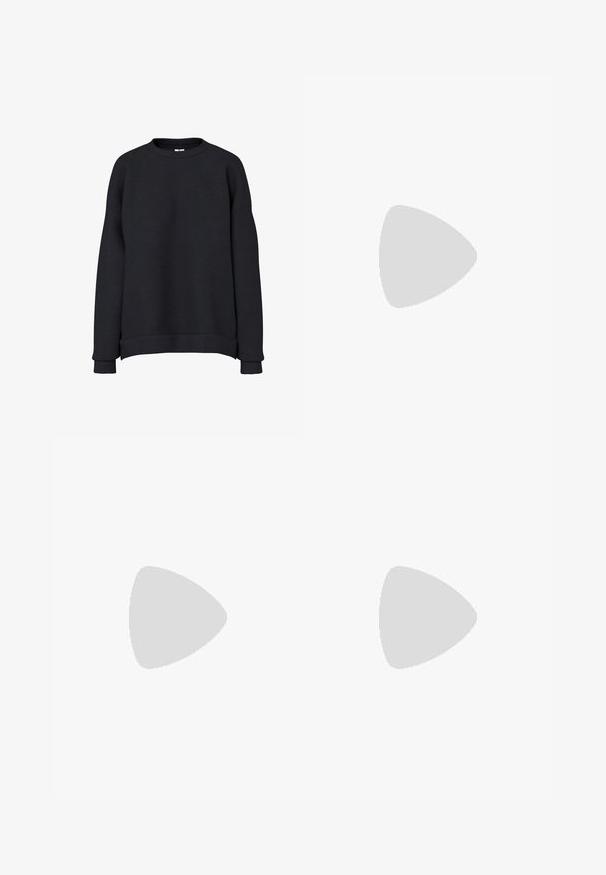 Sort langærmet crewneck sweatshirt med ribbet manchetter og kant, vist på en ensfarvet hvid baggrund.; Lyseblå jeans med brede ben og falmet vask, frontknap og lynlåslukning, for- og baglommer samt bæltestropper, lagt fladt på hvid baggrund.; Sorte sneakers med en blanding af glatte og strukturerede materialer, tykke såler, rund form og dekorativ stikning. Har en blød, fyldig kant.; Kvinde iført en sort- og hvidmønstret bluse, der holder en blank rød skuldertaske mod en ensfarvet baggrund.
