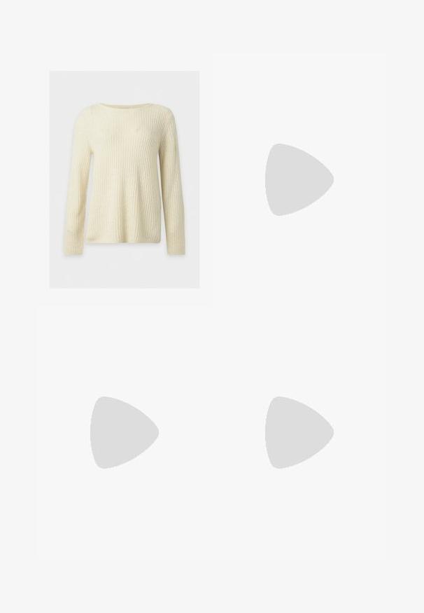 Gebreide trui in crèmekleur met lange mouwen, een geribbeld patroon en een brede ronde halslijn.; Hoge taille grijs gewassen denim jeans met vijf zakken, knoopsluiting en een ontspannen rechte pasvorm.; Zwarte suède en leren sneaker met een crèmekleurige zij-swoosh en lichte crèmekleurige hiel. Voorzien van beige veters en een gumrubberen zool.; Kleine zwarte glanzende handtas met twee lange hengsels en zijkant trekkoord details op een effen lichte achtergrond.