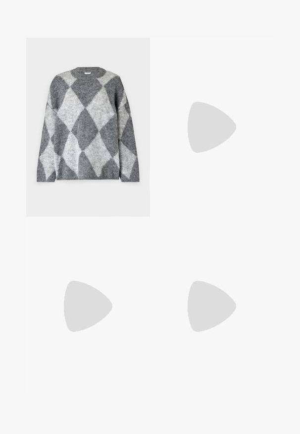Noisy May NMSUTTON - Strickpullover - dark grey melange; Schwarzer Lederrock mit ausgestellter Silhouette, sichtbaren Nähten und glatter Textur. Mittellanges Design mit klassischem Schnitt.; Paar hohe schwarze Lederstiefel mit niedrigen Blockabsätzen und spitzen Zehen auf einem schlichten hellen Hintergrund.; Schwarz-weiße Handtasche im Schlangenhautmuster mit zwei Griffen, einem Kordelzugverschluss und einem abnehmbaren Schultergurt. Glatte Textur.