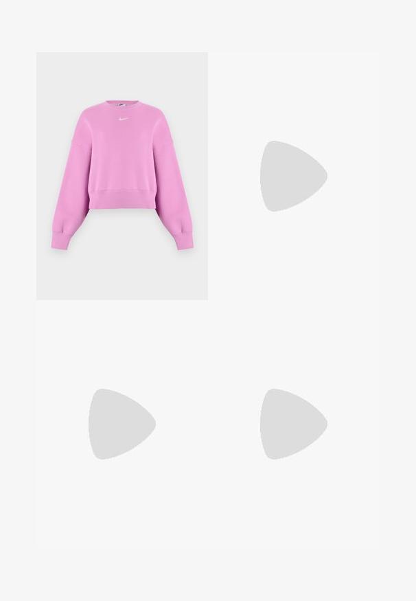 Lilla crewneck-sweatshirt med lange ærmer og et lille hvidt Nike Swoosh-logo på brystet mod en ensfarvet baggrund.; Blå cowboybukser med høj talje og vide ben med forlommer, knaplukning og bæltestropper, vist mod en enkel baggrund.; Suede slip-on sko i lys tan, med en blød pelsforing og tekstureret gummisål med en let hæl og bagestrop for nem påklædning.; Sort stof håndtaske med en afrundet form, der har sølvfarvede cirkulære metalnitter arrangeret i et mønster, samt et bundet stofaccent.