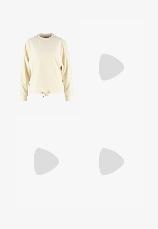 Krémová mikina s okrúhlym výstrihom, dlhými rukávmi a sťahovacím lemom. Tkanina je mäkká s hladkou textúrou.; Tmavomodré džínsy s slim fit strihom, vysokým pásom a viditeľným šitím. Obsahujú zapínanie na gombík a zips, a bočné vrecká.; Biele kožené športové topánky s textúrovaným povrchom, gumová oranžová podrážka a logo Reebok na boku a jazyku. Štandardné šnurovanie.; Pilgrim Náušnice - gold-coloured