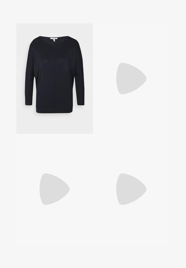 Dunkelblauer, leichter Strickpullover mit weiter Ausschnitt, langen Ärmeln und gerippten Bündchen. Sanfte Textur und lockere Passform.; Schwarze Baumwollhose mit geradem Schnitt. Verfügt über fünf Taschen und einen vorderen Knopfverschluss. Glatte Textur, minimale Nähdetails.; Schwarze Ledersneaker mit strukturiertem Obermaterial, weißer Gummisohle, runder Zehenpartie und Schnürdesign. Mit Steppakzenten und glattem Zungenbereich.; Silberne Creolen, kreisförmig, mit glatter, glänzender Oberfläche und gleichbleibender Breite. Minimalistisches Design ohne zusätzliche Akzente.