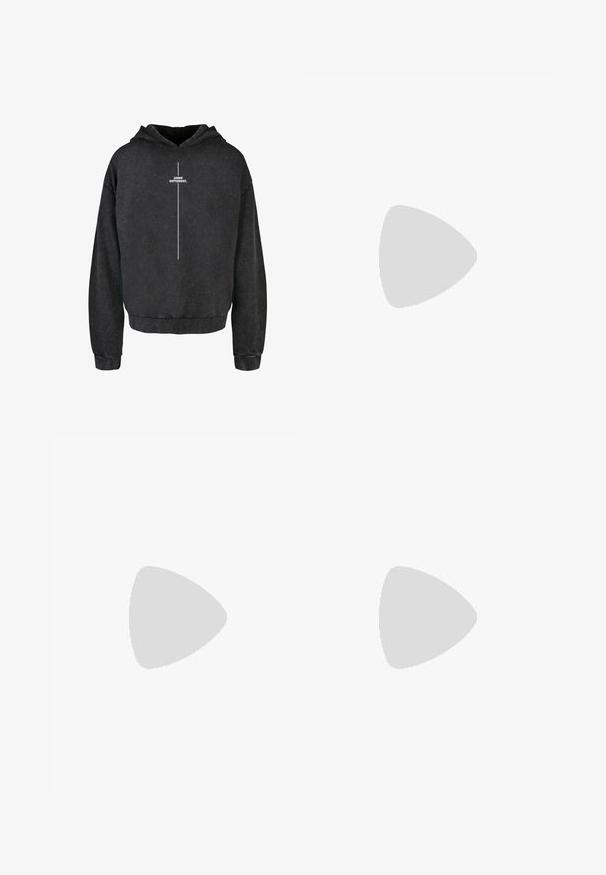 Schwarzer Baumwoll-Hoodie mit lockerer Passform, ausgestattet mit einem Frontgrafik, die in Weiß "DENK ANDERS." aufdruckt, und einer Kordelzugkapuze.; Graues Baumwoll-T-Shirt mit lockerer Passform, Rundhalsausschnitt, kurzen Ärmeln und weißem Drucklogo auf der Vorderseite und in der unteren linken Ecke.; Hellblaue Jeans aus Denim mit entspannter Passform, ausgestattet mit sternförmigen Ausschnitten, Farbspritzern und einem klassischen Fünf-Taschen-Design.; Schwarze Lederankelstiefel mit runder Zehenform, sechs Ösen Schnürdesign, strukturiertem Finish und niedrigem gestapeltem Absatz.