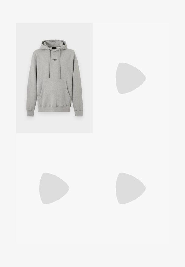 Sweat à capuche en coton gris clair avec poche kangourou devant, capuche réglable par cordon, poignets côtelés et texte "DONDUP 1999" sur la poitrine.; T-shirt bleu marine à manches courtes et col rond avec un logo rectangulaire blanc comprenant la lettre "L" sur le côté gauche de la poitrine.; Jean bleu foncé à jambes droites avec poches avant et arrière, fermeture par boutons et détails de whiskering subtils sur les cuisses.; Mocassin homme en cuir noir avec une bande sur le dessus, présenté sur un tapis beige près d'une table ronde moderne marron.