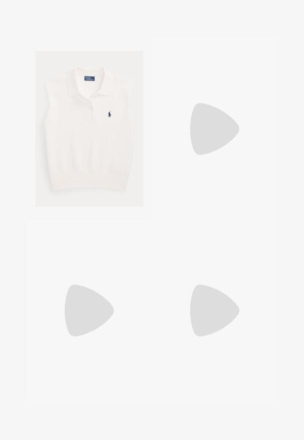 Wit mouwloos poloshirt met kraag, twee knopen en marineblauw Ralph Lauren polo-spelerlogo op de linkerborst.; Witte katoenen broek met een slim fit, voorzien van een eenvoudige knoopsluiting, een effen voorkant en taps toelopende pijpen. De stof oogt glad met minimale textuur.; Zwarte platte sandaal met een minimalistisch ontwerp. Beschikt over dunne banden, een teenpost, gouden hardware-accenten en een gladde, textuurachtige zool.; Kleine zwarte leren handtas met gouden rits en sluiting, korte band en Polo by Ralph Lauren-logo in gouden letters aan de voorkant.