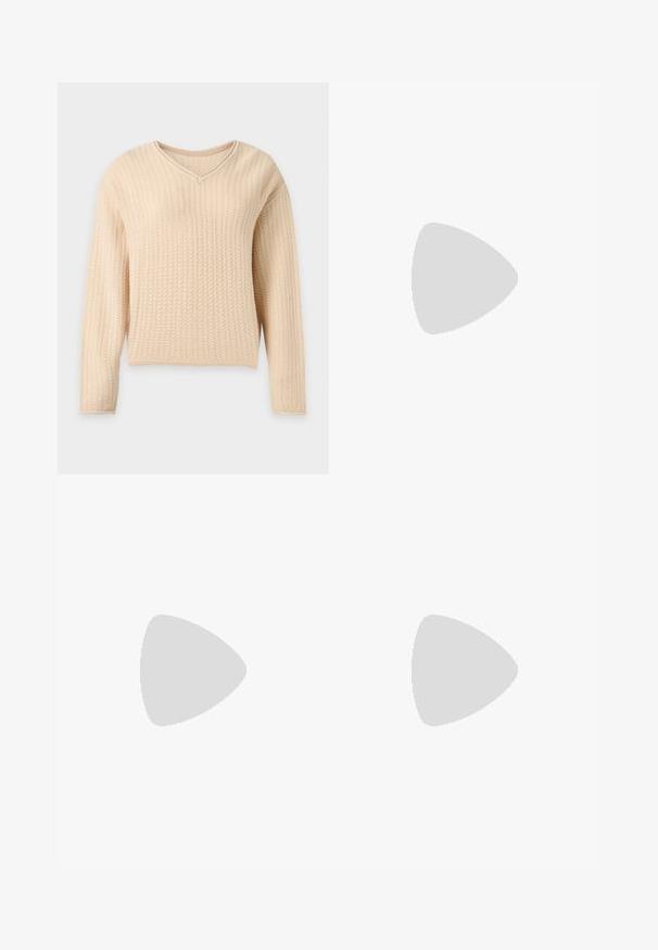 Μπεζ πουλόβερ με μακριά μανίκια, υφή πλεξίματος και V-λαιμόκοψη, εμφανίζεται με φόντο απλό ανοιχτό χρώμα.; Ροζ και λευκό κοντομάνικο T-shirt με λεπτές οριζόντιες καφέ ρίγες, στρογγυλή λαιμόκοψη και casual εφαρμογή.; Ανοιχτό μπλε τζιν ψηλόμεσο με φαρδιές καμπάνα παντελόνι και εμπρόσθιες καμπυλωτές τσέπες, εμφανίζεται σε λευκό φόντο.; Μπεζ μπαλαρίνες με λείο δέρμα εξωτερικά, αμυγδαλωτό τελείωμα, και ελαστική λωρίδα που διασχίζει το επάνω μέρος του ποδιού, με διακριτές ραφές.
