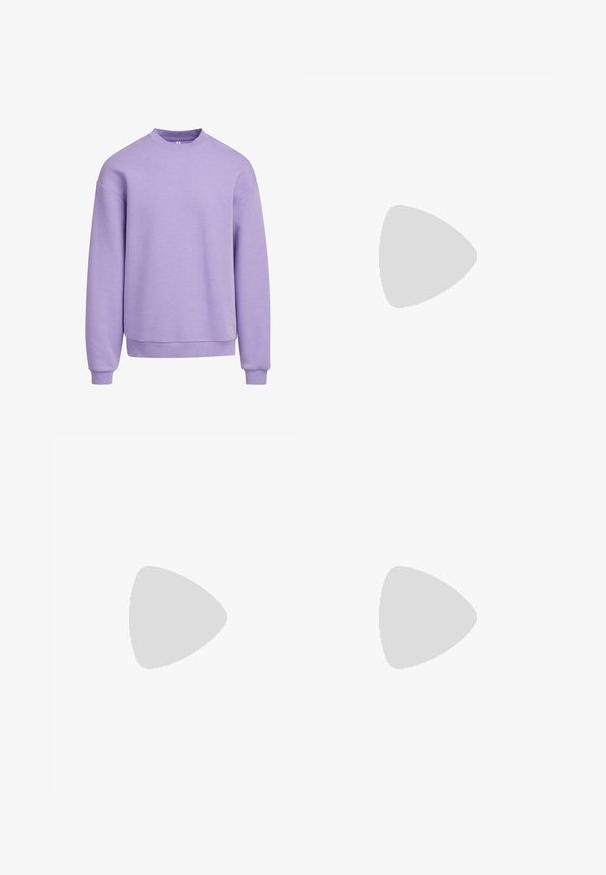 Urban Classics URBAN CLASSICS FLUFFY CREWNECK - Sweatshirt - electriclilac; T-shirt blanc à manches courtes en coton. Il présente un col rond et une coupe décontractée. Texture lisse, design minimaliste, sans motifs ni accents.; Pantalons de survêtement rose clair en coton doux. Dotés d'une taille élastique et d'une coupe droite et décontractée. Pas de poches visibles ni de motifs.; Baskets blanches Nike Air Force 1 avec des motifs d'étoiles embossés et un pendentif métallique en forme d'étoile sur les lacets, flottant au-dessus d'une surface en béton.