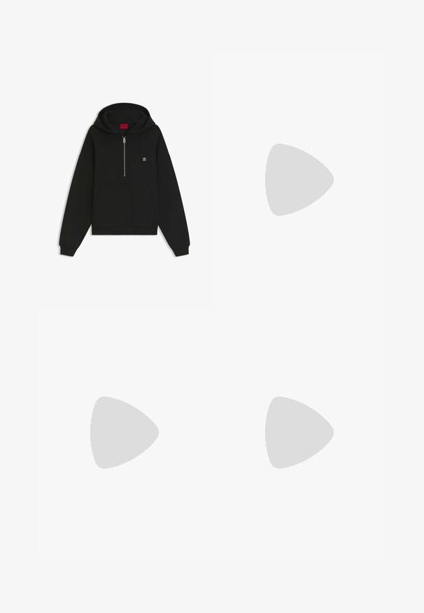Sort hættetrøje med halvlukning, kængurulomme, ribstrikkede manchetter og kant, lille firkantet logo på brystet og hætte med rød indvendig label.; Hvid kortærmet t-shirt med rund halsudskæring og et lille gråt geometrisk logo på venstre bryst. Lavet af blødt bomuldsmateriale.; Cargo bukser i olivengrøn, lavet af let materiale. Har et sort bælte, cargo-lommer på siderne og syningsdetaljer.; Sort lavt top casual sko med rund tå, snørebånd foran, suede-lignende tekstur og tyk rillede sål, vist i sideprofil på hvid baggrund.