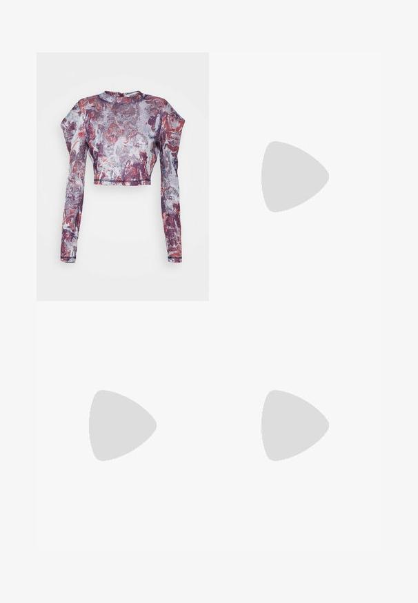 KOCHÉ Striktrøje - red/blue/white; Sorte denimshorts med frynset kant, slidte lapper, lukning med frontknap og design med fem lommer. Klassisk høj talje.; Blå ruskinds sneakers med kontrasterende marineblå paneler, hvide snørebånd og en tekstureret sort gummisål. Modellnummer "550" vist på siden.; Sort læderhåndtaske med enkelt håndtag, dekoreret med flere sølvnitter i forskellige størrelser på frontfladen.
