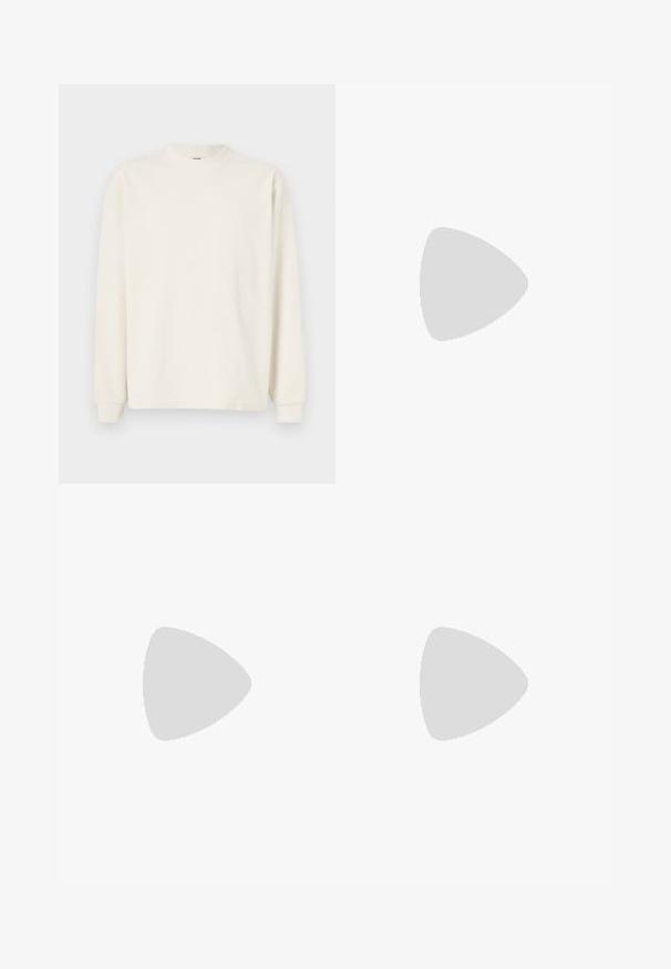 Langarm, geripptes Strickoberteil in Off-White mit Rundhalsausschnitt und enganliegenden Bündchen, das eine lockere Silhouette bietet.; Dunkelblaue knopffrontjacke aus einem Stoff mit glatter Textur. Verfügt über zwei Brusttaschen und einen spitzen Kragen, mit vier vorderen Knöpfen.; Navyblaue maßgeschneiderte Hose mit einer glatten Textur, flachem Bund, Gürtelschlaufen und einem schlanken, schmal zulaufenden Bein.; Schwarzer Lederloafer mit grober Gummisohle, genähter Oberseite und geprägtem Markennamen an der Ferse, seitlich auf weißem Hintergrund gezeigt.