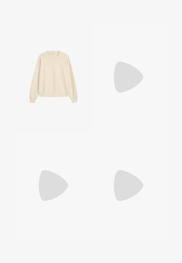 Crèmewitte sweatshirt met ronde hals en geribde boorden, met op de voorkant de reliëftekst "Marc O'Polo". Zachte textuur.; Witte t-shirt met korte mouwen, ronde hals, relaxte pasvorm, gemaakt van zacht katoen. Glad textuur, geen patronen of logo's.; Lichtblauwe jeans met een recht model, vijf-pocket ontwerp, sluiting met een voorknoop en subtiele vervaging op de bovenbenen. Klassieke denimtextuur.; Witte sneakers met een mix van gladde en suede texturen, voorzien van beige accenten en een rubberen zool, gecombineerd met lichtgekleurde wijde broeken.