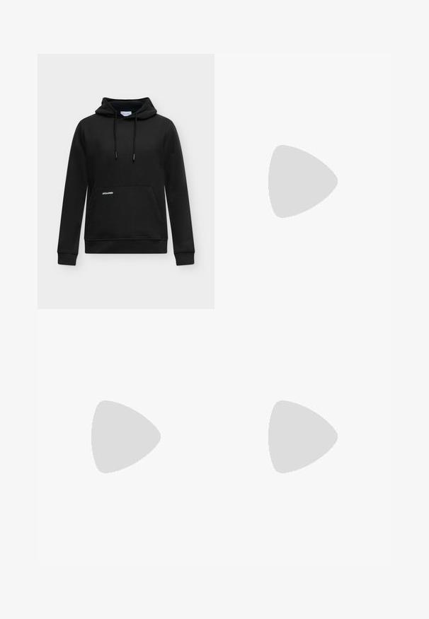 Sudadera negra con capucha con bolsillo delantero y cordones, con un pequeño logo blanco "JACK & JONES" en el bolsillo.; Camiseta negra con un gráfico de jugadores de hurling con cascos etiquetados como "Paz" y camisetas burdeos con la inscripción "Weekend Offender".; Pantalones negros de algodón con una cintura elástica, que cuentan con un diseño de pierna recta, textura suave y sin acentos ni patrones visibles.; Zapatillas casuales en crema con rayas negras, con parte superior texturizada y suela de goma. Los cordones son negros. Logo sutil en el costado.