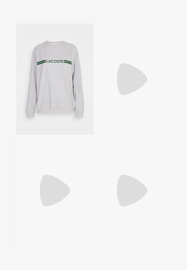 Grijze sweatshirt met lange mouwen, ribbelboorden en een ribbelhem. Heeft een groen "LACOSTE" logo met daarboven twee groene strepen. Zachte textuur.; Witte V-hals t-shirt van katoen met korte mouwen, met een klein groen krokodillenlogo op de linkerkant van de borst. Eenvoudig ontwerp en lichtgewicht.; High-waisted, wijde jeans van donkergrijze denim. Klassiek ontwerp met een rechte pasvorm, voorzien van riemlussen en voorkruiden.; Witte sport sneakers met een zilveren accent, textiel en glad leer; met een zwarte rubberen zool en veters.