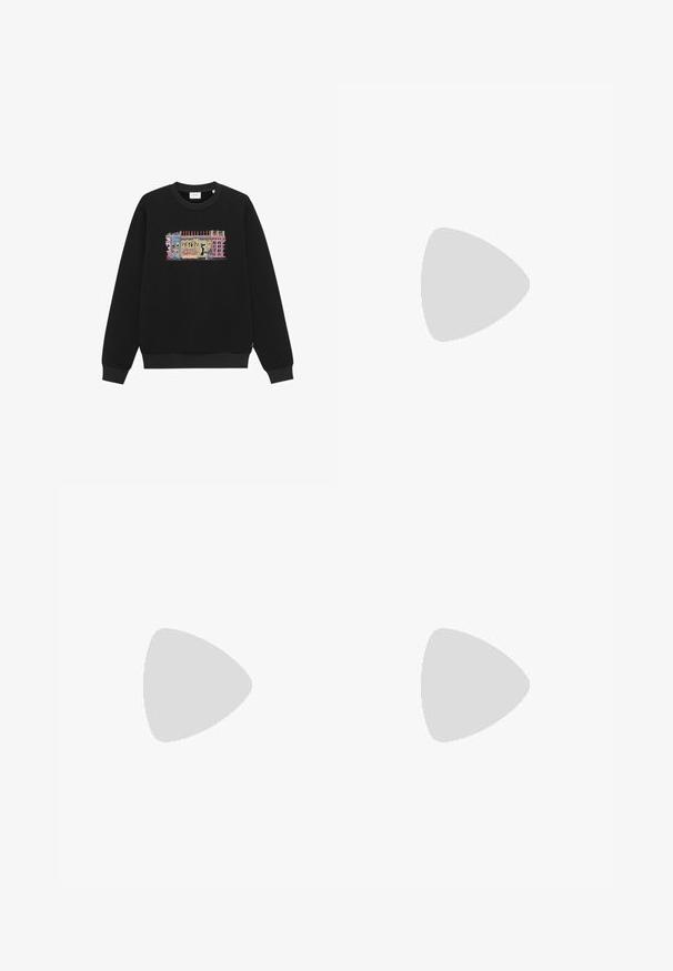 Sweat-shirt noir à col rond avec une scène de rue colorée brodée représentant des devantures de magasins, des fleurs, un vélo et une personne promenant un chien.; Chemise bleu clair à manches longues, boutonnée, avec col et petite pièce brodée beige sur la poitrine, présentée sur un fond uni.; Pantalon cargo en denim foncé avec un logo doré sur la cuisse, deux poches latérales, et des coutures contrastantes jaunes le long des coutures.; Mocassins en cuir noir avec un embout rond, présentant des accents en métal doré et des détails de couture, montés sur une semelle en caoutchouc texturé et basse.