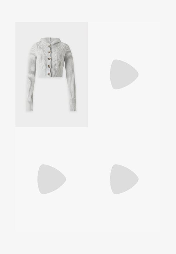 Cárdigan corto tejido de color gris claro con capucha, patrones de trenzas y canalé, y cinco botones marrones en la parte delantera.; Camiseta de manga larga de punto negro con escote redondo. Hecha de una tela suave y elástica, presenta una silueta ajustada y detalles mínimos.; Minifalda a cuadros en negro y beige con patrón de cuadros diagonal, cintura ajustada y textura de tela suave.; Piernas con leggings oscuros acanalados combinados con bailarinas negras que presentan pequeños detalles de lazo sobre un fondo blanco.