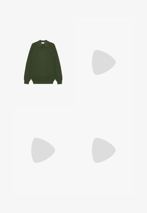 Pull polo vert foncé à manches longues avec motif en maille texturée, patte de boutonnage à deux boutons, poignets et ourlet côtelés, posé à plat sur fond blanc.; Chemise blanche à manches longues avec boutons en coton, présentant une poche poitrine avec broderie ton sur ton, un col et des poignets boutonnés.; Pantalon en coton brun à coupe droite, avec une fermeture à bouton et des poches latérales, exposé sur un fond blanc.; Mocassin homme en cuir noir avec un petit talon et une couture de style mocassin sur l'avant, vu de côté sur un fond uni.