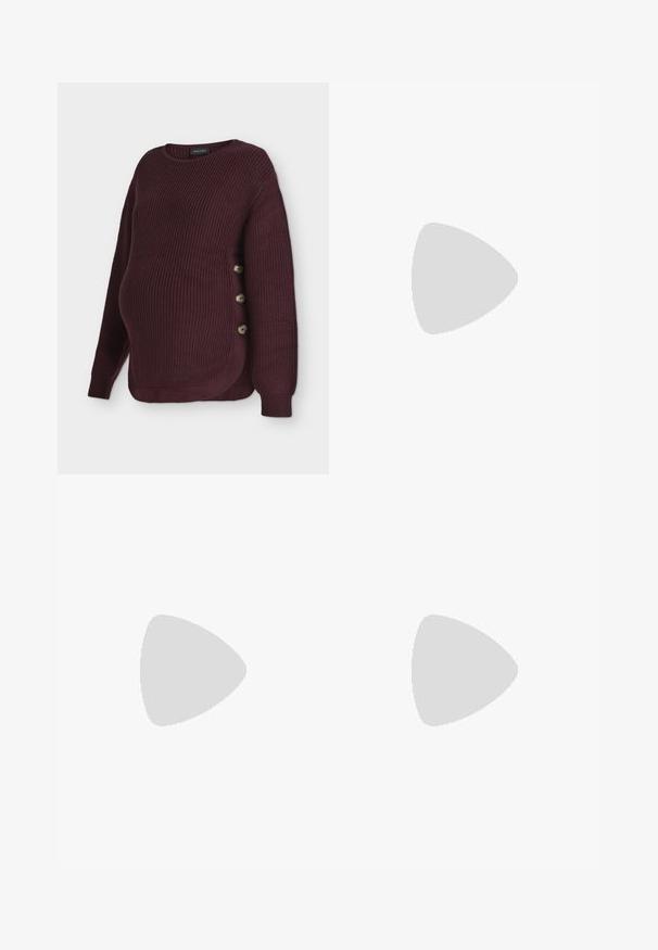 Mørkelilla ribstrikket graviditetssweater med lange ærmer og tre dekorative knapper på den ene side. Afslappet pasform til graviditet.; Sorte ribbede bredbenede bukser med høj talje. Stoffet er glat og strækbart, hvilket skaber en afslappet pasform hele vejen ned ad benene.; Sorte læder flade sko med rund tå-design, der har en tynd rem med en guld spænde dekor på vristen.; Sort skuldertaske i læder med en enkel strop og en lille guldlåsdetalje foran mod en ensfarvet lys baggrund.